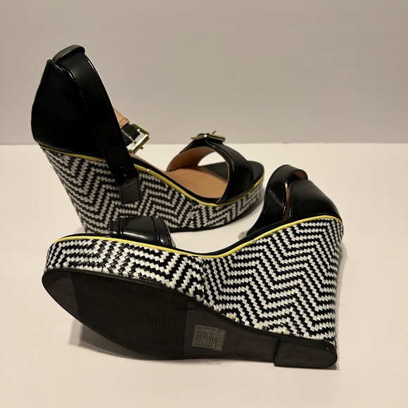 “Kingston” Black and white platform wedge - Picture 3 of 5